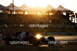 Pierre Gasly (FRA) Scuderia Toro Rosso STR12. 25.11.2017. Formula 1 World Championship, Rd 20, Abu Dhabi Grand Prix, Yas Marina Circuit, Abu Dhabi, Qualifying Day.