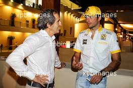 (L to R): Alain Prost (FRA) Renault Sport F1 Team Special Advisor with Carlos Sainz Jr (ESP) Renault Sport F1 Team. 25.11.2017. Formula 1 World Championship, Rd 20, Abu Dhabi Grand Prix, Yas Marina Circuit, Abu Dhabi, Qualifying Day.