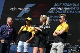 Carlos Sainz Jr (ESP) Renault F1 Team and Nico Hulkenberg (GER) Renault Sport F1 Team  26.11.2017. Formula 1 World Championship, Rd 20, Abu Dhabi Grand Prix, Yas Marina Circuit, Abu Dhabi, Race Day.