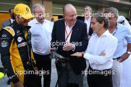 Carlos Sainz Jr (ESP) Renault F1 Team, Alain Prost and King Carlos of Spain 26.11.2017. Formula 1 World Championship, Rd 20, Abu Dhabi Grand Prix, Yas Marina Circuit, Abu Dhabi, Race Day.
