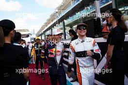 (L to R): Pierre Gasly (FRA) Scuderia Toro Rosso and Stoffel Vandoorne (BEL) McLaren on the drivers parade.                                26.11.2017. Formula 1 World Championship, Rd 20, Abu Dhabi Grand Prix, Yas Marina Circuit, Abu Dhabi, Race Day.