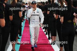 Valtteri Bottas (FIN) Mercedes AMG F1 on the drivers parade. 26.11.2017. Formula 1 World Championship, Rd 20, Abu Dhabi Grand Prix, Yas Marina Circuit, Abu Dhabi, Race Day.