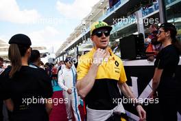 Nico Hulkenberg (GER) Renault Sport F1 Team on the drivers parade.                                26.11.2017. Formula 1 World Championship, Rd 20, Abu Dhabi Grand Prix, Yas Marina Circuit, Abu Dhabi, Race Day.