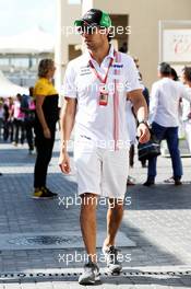 Sergio Perez (MEX) Sahara Force India F1. 26.11.2017. Formula 1 World Championship, Rd 20, Abu Dhabi Grand Prix, Yas Marina Circuit, Abu Dhabi, Race Day.