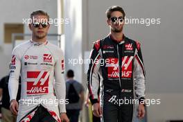 (L to R): Kevin Magnussen (DEN) Haas F1 Team with Romain Grosjean (FRA) Haas F1 Team. 26.11.2017. Formula 1 World Championship, Rd 20, Abu Dhabi Grand Prix, Yas Marina Circuit, Abu Dhabi, Race Day.