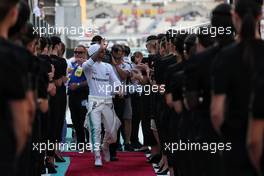 Lewis Hamilton (GBR) Mercedes AMG F1 on the drivers parade. 26.11.2017. Formula 1 World Championship, Rd 20, Abu Dhabi Grand Prix, Yas Marina Circuit, Abu Dhabi, Race Day.