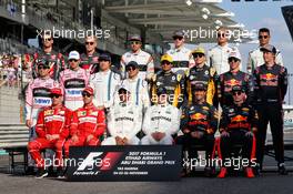 The drivers end of season group photograph. 26.11.2017. Formula 1 World Championship, Rd 20, Abu Dhabi Grand Prix, Yas Marina Circuit, Abu Dhabi, Race Day.