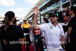 Sergio Perez (MEX) Sahara Force India F1 on the drivers parade.                                26.11.2017. Formula 1 World Championship, Rd 20, Abu Dhabi Grand Prix, Yas Marina Circuit, Abu Dhabi, Race Day.