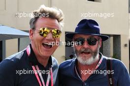 (L to R): Gordon Ramsey (GBR) Celebrity Chef with Liam Cunningham (IRE) Actor. 26.11.2017. Formula 1 World Championship, Rd 20, Abu Dhabi Grand Prix, Yas Marina Circuit, Abu Dhabi, Race Day.