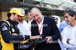 (L to R): Carlos Sainz Jr (ESP) Renault Sport F1 Team with Former Spanish King Juan Carlos and Alain Prost (FRA) Renault Sport F1 Team Special Advisor. 26.11.2017. Formula 1 World Championship, Rd 20, Abu Dhabi Grand Prix, Yas Marina Circuit, Abu Dhabi, Race Day.