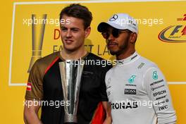 Lewis Hamilton (GBR) Mercedes AMG F1 DHL Fastest lap winner, with Mads Sorensen (DEN) F1 E-Sports Fastest Lap winner. 26.11.2017. Formula 1 World Championship, Rd 20, Abu Dhabi Grand Prix, Yas Marina Circuit, Abu Dhabi, Race Day.