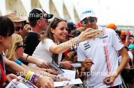 Esteban Ocon (FRA) Sahara Force India F1 Team signs autographs for the fans. 26.11.2017. Formula 1 World Championship, Rd 20, Abu Dhabi Grand Prix, Yas Marina Circuit, Abu Dhabi, Race Day.