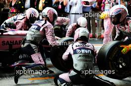 Sahara Force India F1 Team mechanics practice a pit stop. 26.11.2017. Formula 1 World Championship, Rd 20, Abu Dhabi Grand Prix, Yas Marina Circuit, Abu Dhabi, Race Day.