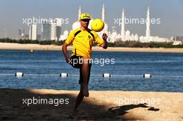 Nico Hulkenberg (GER) Renault Sport F1 Team playing beach sports. 23.11.2017. Formula 1 World Championship, Rd 20, Abu Dhabi Grand Prix, Yas Marina Circuit, Abu Dhabi, Preparation Day.
