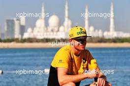 Nico Hulkenberg (GER) Renault Sport F1 Team on the beach. 23.11.2017. Formula 1 World Championship, Rd 20, Abu Dhabi Grand Prix, Yas Marina Circuit, Abu Dhabi, Preparation Day.