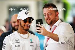 Lewis Hamilton (GBR) Mercedes AMG F1 with a fan. 23.11.2017. Formula 1 World Championship, Rd 20, Abu Dhabi Grand Prix, Yas Marina Circuit, Abu Dhabi, Preparation Day.