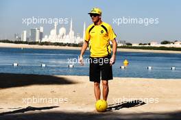 Nico Hulkenberg (GER) Renault Sport F1 Team playing beach sports. 23.11.2017. Formula 1 World Championship, Rd 20, Abu Dhabi Grand Prix, Yas Marina Circuit, Abu Dhabi, Preparation Day.