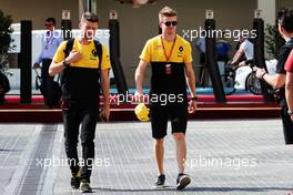 Nico Hulkenberg (GER) Renault Sport F1 Team with Martin Poole (GBR) Renault Sport F1 Team Personal Trainer. 23.11.2017. Formula 1 World Championship, Rd 20, Abu Dhabi Grand Prix, Yas Marina Circuit, Abu Dhabi, Preparation Day.