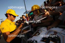 Carlos Sainz Jr (ESP) Renault F1 Team  23.11.2017. Formula 1 World Championship, Rd 20, Abu Dhabi Grand Prix, Yas Marina Circuit, Abu Dhabi, Preparation Day.