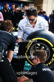 Toto Wolff (GER) Mercedes AMG F1 Shareholder and Executive Director practices a pit stop with the team. 23.11.2017. Formula 1 World Championship, Rd 20, Abu Dhabi Grand Prix, Yas Marina Circuit, Abu Dhabi, Preparation Day.