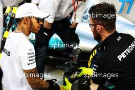 Lewis Hamilton (GBR) Mercedes AMG F1 practices a pit stop with the team. 23.11.2017. Formula 1 World Championship, Rd 20, Abu Dhabi Grand Prix, Yas Marina Circuit, Abu Dhabi, Preparation Day.
