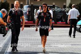 Daniel Ricciardo (AUS) Red Bull Racing with Stuart Smith (AUS) Red Bull Racing Physio. 23.11.2017. Formula 1 World Championship, Rd 20, Abu Dhabi Grand Prix, Yas Marina Circuit, Abu Dhabi, Preparation Day.