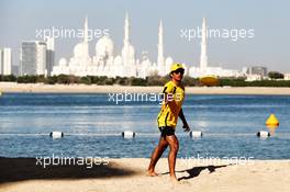 Carlos Sainz Jr (ESP) Renault Sport F1 Team playing beach sports. 23.11.2017. Formula 1 World Championship, Rd 20, Abu Dhabi Grand Prix, Yas Marina Circuit, Abu Dhabi, Preparation Day.