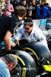 Toto Wolff (GER) Mercedes AMG F1 Shareholder and Executive Director practices a pit stop with the team. 23.11.2017. Formula 1 World Championship, Rd 20, Abu Dhabi Grand Prix, Yas Marina Circuit, Abu Dhabi, Preparation Day.