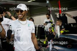 Lewis Hamilton (GBR) Mercedes AMG F1 helps with pit stop practice. 23.11.2017. Formula 1 World Championship, Rd 20, Abu Dhabi Grand Prix, Yas Marina Circuit, Abu Dhabi, Preparation Day.