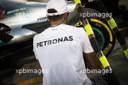Lewis Hamilton (GBR) Mercedes AMG F1 helps with pit stop practice. 23.11.2017. Formula 1 World Championship, Rd 20, Abu Dhabi Grand Prix, Yas Marina Circuit, Abu Dhabi, Preparation Day.