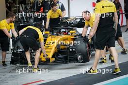 Nico Hulkenberg (GER) Renault Sport F1 Team RS17. 28.11.2017. Formula 1 Testing, Yas Marina Circuit, Abu Dhabi, Tuesday.