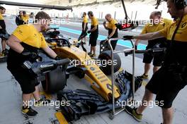 Nico Hulkenberg (GER) Renault Sport F1 Team  28.11.2017. Formula 1 Testing, Yas Marina Circuit, Abu Dhabi, Tuesday.