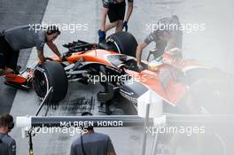 Oliver Turvey (GBR) McLaren MP4-30 Test Driver. 28.11.2017. Formula 1 Testing, Yas Marina Circuit, Abu Dhabi, Tuesday.