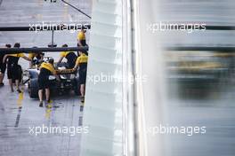 Nico Hulkenberg (GER) Renault Sport F1 Team RS17.  28.11.2017. Formula 1 Testing, Yas Marina Circuit, Abu Dhabi, Tuesday.