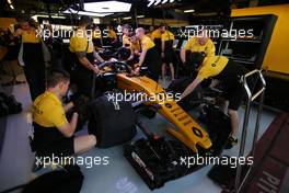 Nico Hulkenberg (GER) Renault Sport F1 Team  28.11.2017. Formula 1 Testing, Yas Marina Circuit, Abu Dhabi, Tuesday.