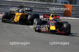 Max Verstappen (NLD) Red Bull Racing and Carlos Sainz Jr (ESP) Renault F1 Team  29.11.2017. Formula 1 Testing, Yas Marina Circuit, Abu Dhabi, Wednesday.