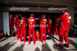 Mechanics crowd around the Ferrari SF70H of Sebastian Vettel (GER) Ferrari. 20.10.2017. Formula 1 World Championship, Rd 17, United States Grand Prix, Austin, Texas, USA, Practice Day.