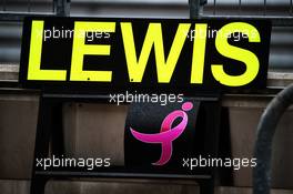 Breast Cancer awareness pink ribbon on the pit board of Lewis Hamilton (GBR) Mercedes AMG F1. 20.10.2017. Formula 1 World Championship, Rd 17, United States Grand Prix, Austin, Texas, USA, Practice Day.