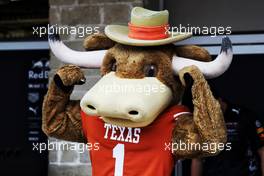 Bevo (USA) Longhorn Bull Mascot of the University of Texas, with the Red Bull Racing team. 20.10.2017. Formula 1 World Championship, Rd 17, United States Grand Prix, Austin, Texas, USA, Practice Day.