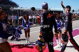 (L to R): Brendon Hartley (NZL) Scuderia Toro Rosso and Daniil Kvyat (RUS) Scuderia Toro Rosso on the grid.                                22.10.2017. Formula 1 World Championship, Rd 17, United States Grand Prix, Austin, Texas, USA, Race Day.