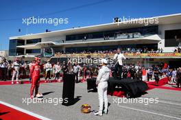 Sebastian Vettel (GER) Ferrari and Lewis Hamilton (GBR) Mercedes AMG F1 on the grid. 22.10.2017. Formula 1 World Championship, Rd 17, United States Grand Prix, Austin, Texas, USA, Race Day.