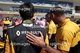 Carlos Sainz Jr (ESP) Renault F1 Team and Cyril Abiteboul (FRA) Renault Sport F1 Managing Director  22.10.2017. Formula 1 World Championship, Rd 17, United States Grand Prix, Austin, Texas, USA, Race Day.