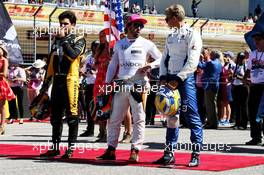 (L to R): Carlos Sainz Jr (ESP) Renault Sport F1 Team with Fernando Alonso (ESP) McLaren and Marcus Ericsson (SWE) Sauber F1 Team on the grid. 22.10.2017. Formula 1 World Championship, Rd 17, United States Grand Prix, Austin, Texas, USA, Race Day.