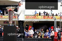 Michael Buffer (USA) Announcer of Nico Hulkenberg (GER) Renault Sport F1 Team and Carlos Sainz Jr (ESP) Renault Sport F1 Team on the grid. 22.10.2017. Formula 1 World Championship, Rd 17, United States Grand Prix, Austin, Texas, USA, Race Day.