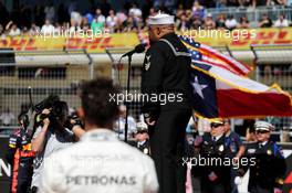 Lewis Hamilton (GBR) Mercedes AMG F1 observes the USA National Anthem on the grid. 22.10.2017. Formula 1 World Championship, Rd 17, United States Grand Prix, Austin, Texas, USA, Race Day.