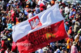 Robert Kubica (POL) flag with fans in the grandstand. 22.10.2017. Formula 1 World Championship, Rd 17, United States Grand Prix, Austin, Texas, USA, Race Day.