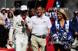 (L to R): Lewis Hamilton (GBR) Mercedes AMG F1 with Will Buxton (GBR) NBC Sports Network TV Presenter on the grid. 22.10.2017. Formula 1 World Championship, Rd 17, United States Grand Prix, Austin, Texas, USA, Race Day.