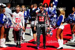 (L to R): Kevin Magnussen (DEN) Haas F1 Team with team mate Romain Grosjean (FRA) Haas F1 Team on the grid. 22.10.2017. Formula 1 World Championship, Rd 17, United States Grand Prix, Austin, Texas, USA, Race Day.
