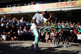 Race winner Lewis Hamilton (GBR) Mercedes AMG F1 celebrates with the team. 22.10.2017. Formula 1 World Championship, Rd 17, United States Grand Prix, Austin, Texas, USA, Race Day.