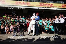 Race winner Lewis Hamilton (GBR) Mercedes AMG F1 celebrates with Niki Lauda (AUT) Mercedes Non-Executive Chairman and  the team. 22.10.2017. Formula 1 World Championship, Rd 17, United States Grand Prix, Austin, Texas, USA, Race Day.